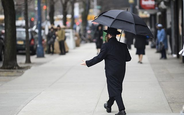 Un Juif orthodoxe traverse une rue dans un quartier juif Haredi à Williamsburg, Brooklyn, le 9 avril 2019 à New York. (Johannes Eisele/AFP)