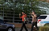 Des étudiants et des professeurs quittent les bâtiments avec les mains en l'air après une fusillade sur le campus de l'Université de Caroline du Nord, Charlotte, à University City, Charlotte, le 30 avril 2019.(Crédit : Logan Cyrus / AFP)