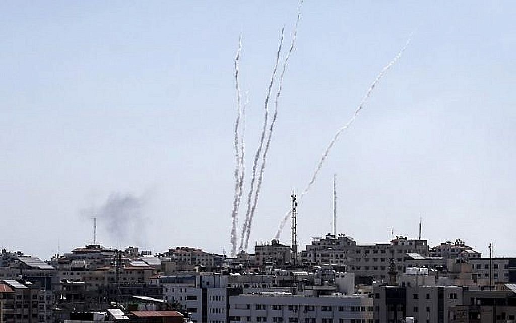 Des roquettes tirées depuis la bande de Gaza, le 4 mai 2019 (Crédit : capture d'écran)