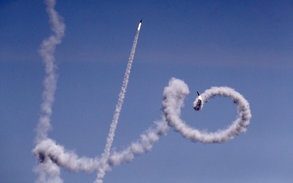 Une photo prise du Moshav Netiv Ha'asara dans le sud d'Israël montre des roquettes tirées de la bande de Gaza en direction du territoire israélien le 4 mai 2019. (Crédit : Jack Guez / AFP)