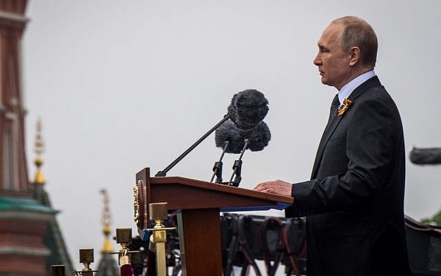 Le président russe Vladimir Poutine prononce un discours lors de la parade militaire du Jour de la Victoire sur la Place Rouge, dans le centre-ville de Moscou, le 9 mai 2019. (Mladen Antonov / AFP) Le président russe Vladimir Poutine prononce un discours lors de la parade militaire du Jour de la Victoire sur la Place Rouge, dans le centre-ville de Moscou, le 9 mai 2019. (Mladen Antonov / AFP)