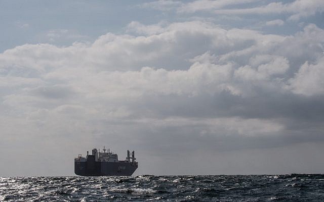 Le cargo saoudien Bahri Yanbu (C) attendant d'entrer dans le port du Havre, le 9 mai 2019. (Crédit : Jean-François MONIER / AFP) Le cargo saoudien Bahri Yanbu (C) attendant d'entrer dans le port du Havre, le 9 mai 2019. (Crédit : Jean-François MONIER / AFP)