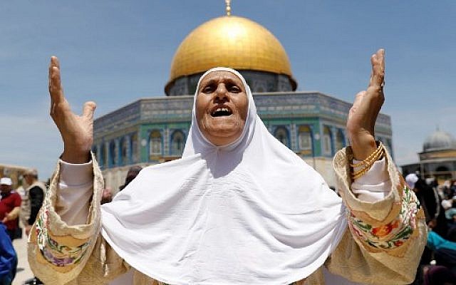 Des fidèles musulmans prient à la mosquée Al-Aqsa sur le mont du Temple à Jérusalem pour le premier vendredi saint du ramadan, le 10 mai 2019 (Crédit : Ahmad GHARABLI / AFP)
