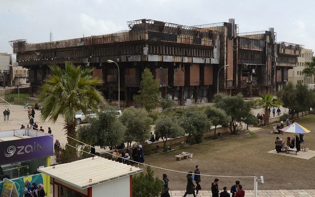 Les ruines de la bibliothèque du quartier de Faysaliyah, à Mossoul, le 17 avril 2019. (Crédit : Zaid AL-OBEIDI / AFP) Les ruines de la bibliothèque du quartier de Faysaliyah, à Mossoul, le 17 avril 2019. (Crédit : Zaid AL-OBEIDI / AFP)