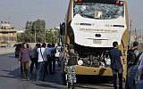 Un bus endommagé après une attaque à la bombe pr_s de la pyramide de Guizeh, le 19 mai 2019. (Crédit : Sayed HASAN / AFP)