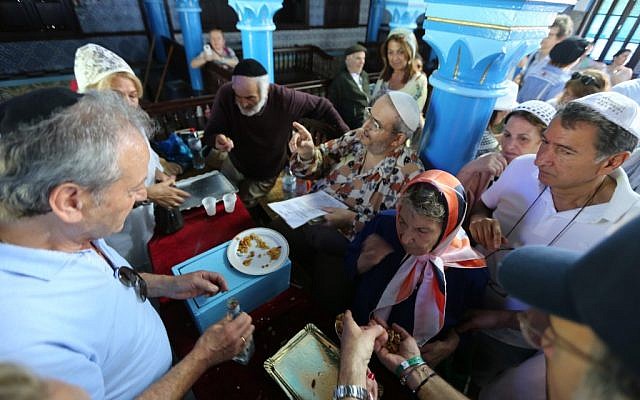 Des Juifs du monde entier en pèlerinage à la Ghriba, en Tunisie, les 22 et 23 mai 2019. (Crédit : FATHI NASRI / AFP)