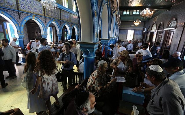 Des Juifs du monde entier en pèlerinage à la Ghriba, en Tunisie, les 22 et 23 mai 2019. (Crédit : FATHI NASRI / AFP)