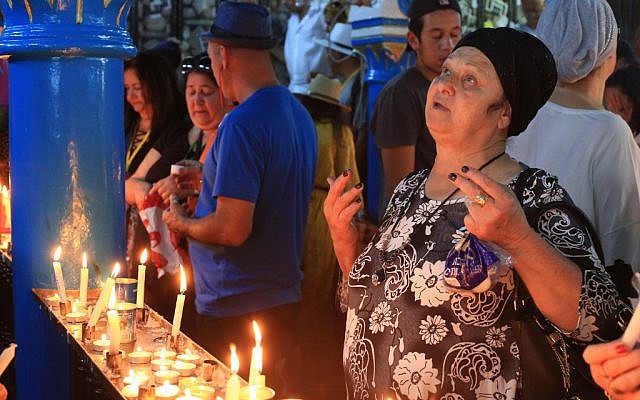 Des Juifs du monde entier en pèlerinage à la Ghriba, en Tunisie, les 22 et 23 mai 2019. (Crédit : FATHI NASRI / AFP)