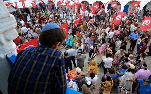 Des Juifs du monde entier en pèlerinage à la Ghriba, en Tunisie, les 22 et 23 mai 2019. (Crédit : FATHI NASRI / AFP)