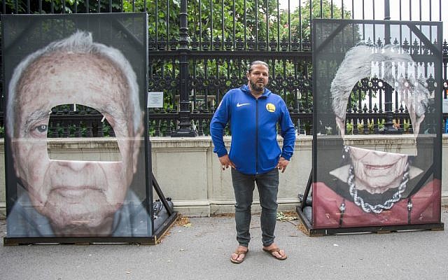 Le photographe germano-italien Luigi Toscano devant son mémorial vandalisé à Vienne, en Autriche, le 27 mai 2019. (Crédit : ALEX HALADA / AFP)