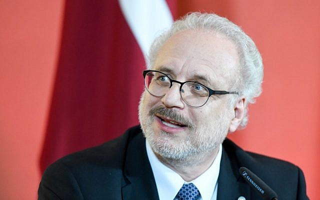 Le 29 mai 2019, le président letton nouvellement élu et ancien juge de la Cour européenne de justice, Egils Levits, donne une conférence de presse à Riga, en Lettonie. (Crédit : Ilmars ZNOTINS / AFP) Le 29 mai 2019, le président letton nouvellement élu et ancien juge de la Cour européenne de justice, Egils Levits, donne une conférence de presse à Riga, en Lettonie. (Crédit : Ilmars ZNOTINS / AFP)