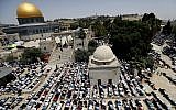 Des Palestiniens prient à la mosquée d'al-Aqsa au dernier vendredi du ramadan, le 31 mai 2019. (Crédit : Ahmad GHARABLI / AFP)
