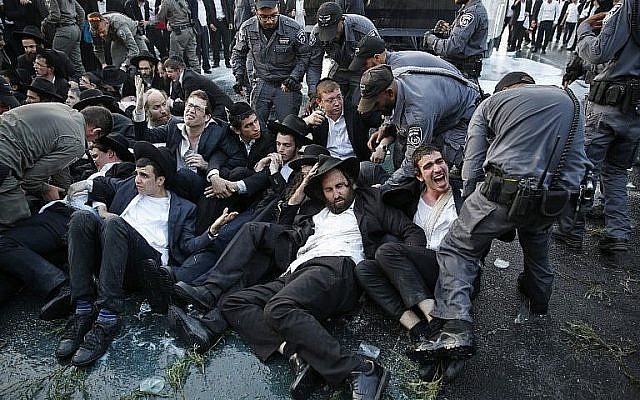 La police lance des jets d'eau pour tenter de disperser une manifestation de Juifs ultra-orthodoxes contre la conscription des membres de leur communauté dans Tsahal, à l'entrée de Jérusalem, le 23 octobre 2017. (AFP Photo/Ahmad Gharabli)