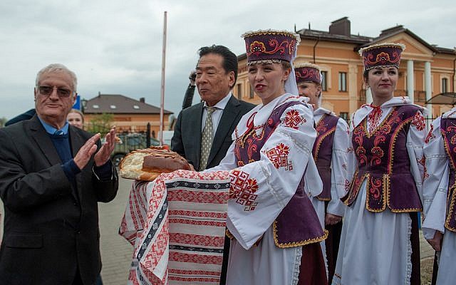 Chaim Chesler, à gauche, et Nobuki Sugihara lors des commémorations de la Shoah à Mir, en Biélorussie, le 2 mai 2019. (Crédit : Limmud FSU/Boris Brumin)