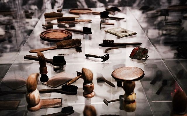 Objets personnels des prisonniers juifs d'Auschwitz exposées au Museum of Jewish Heritage pour l’exposition "Auschwitz. Not long ago. Not far away", le 2 mai 2019 àNew York City. (Crédit : Spencer Platt/Getty Images/AFP)