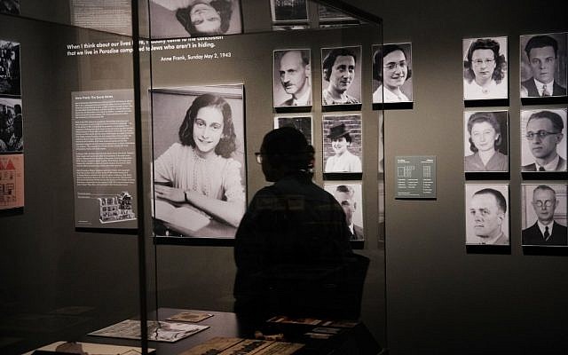 Portraits de prisonniers juifs à l'exposition  "Auschwitz. Il n'y a pas si longtemps, pas si loin" au Museum of Jewish Heritage, le 2 mai 2019 à New York City. (Crédit : Spencer Platt/Getty Images/AFP)