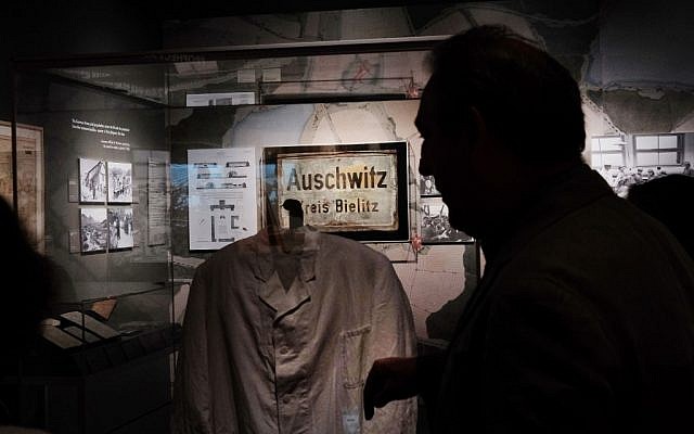 L’exposition  "Auschwitz. Il n'y a pas si longtemps, pas si loin" au Museum of Jewish Heritage, le 2 mai 2019 à New York City. (Crédit : Spencer Platt/Getty Images/AFP)
