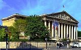 Le palais Bourbon, vue du quai Anatole-France (Paris 7ème), qui abrite l’Assemblée nationale. (Crédit photo : Mbzt / Wikipédia / CC BY 3.0)