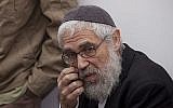 Le rabbin Moti Elon, qui a été reconnu coupable en 2013 d'agression sexuelle forcée contre un mineur, est vu dans la salle d'audience du tribunal correctionnel de Jérusalem, avant son audience, le 18 décembre 2013. (David Vaaknin/Flash 90/Pool)