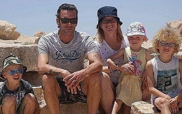 Raymond et Mirjam Reijnen et leurs trois jeunes enfants, immigrants des Pays-Bas, dont la maison située dans le conseil régional de Shaar Hanegev a été frappée par une roquette de Gaza, le 4 mai 2019 (Crédit : Facebook) Raymond et Mirjam Reijnen et leurs trois jeunes enfants, immigrants des Pays-Bas, dont la maison située dans le conseil régional de Shaar Hanegev a été frappée par une roquette de Gaza, le 4 mai 2019 (Crédit : Facebook)