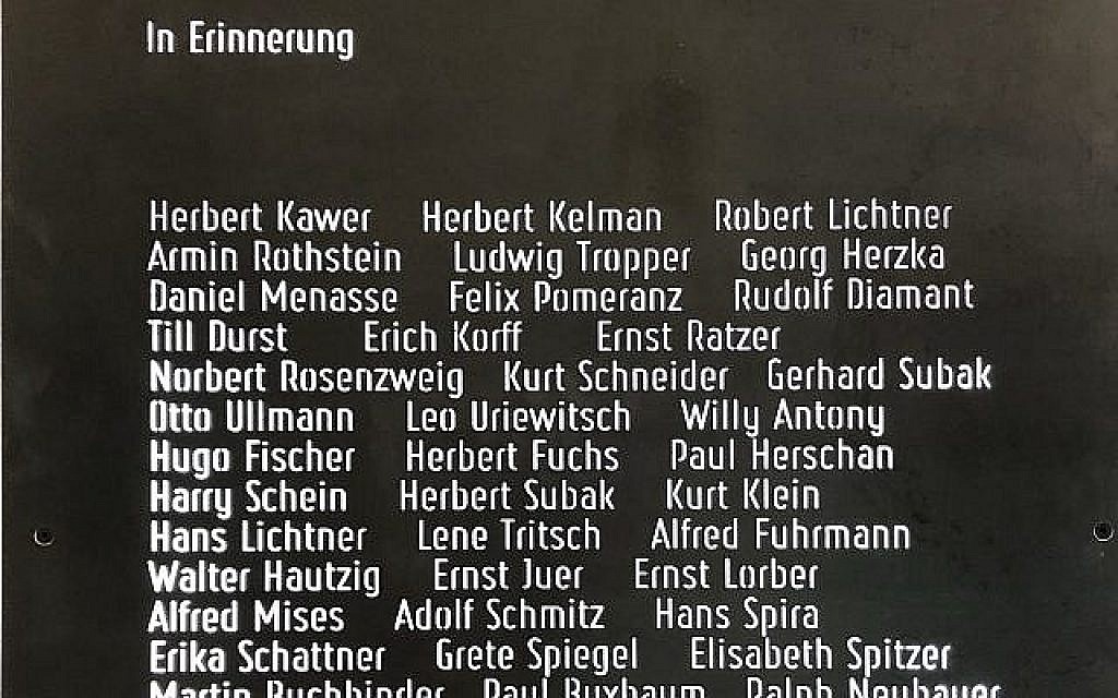 Une plaque, disant "en mémoire" commémore les 50 élèves juifs qui avaient été expulsés du Gymnasium Kundmanngasse il y a 81 ans exactement (Crédit : Gymnasium Kundmanngasse) Une plaque, disant "en mémoire" commémore les 50 élèves juifs qui avaient été expulsés du Gymnasium Kundmanngasse il y a 81 ans exactement (Crédit : Gymnasium Kundmanngasse)