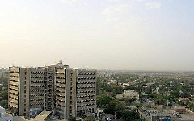 Le bâtiment qui accueille la faculté de médecine Sackler à Tel Aviv ( Crédit : CC BY, Ron Almog, Flickr)