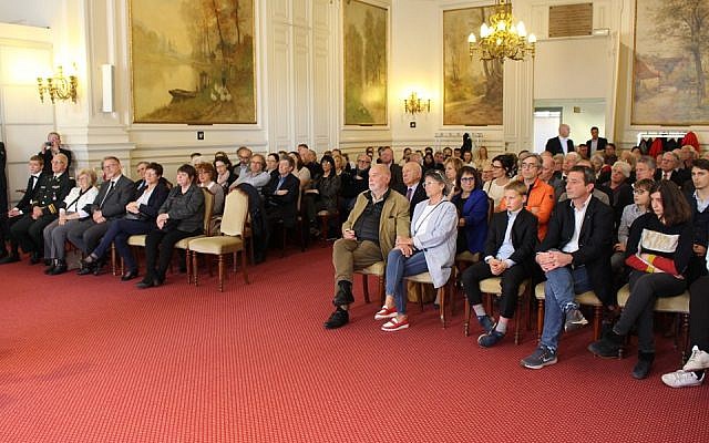 Une cérémonie en hommage à Pieter et Sabina Neirinckx, reconnus "Justes parmi les Nations", organisée à la Maison communale de Uccle, en Belgique, le 14 mai 2018. (Crédit : Facebook/Commune d'Uccle/Gemeente Ukkel)