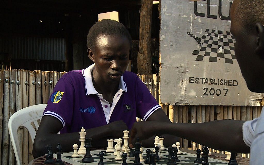 Un soudanais joue aux échecs. (Crédit :  AFPTV)