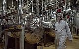 Photo d'illustration : Un ouvrier iranien dans la structure de conversion de l'uranium d'Isfahan, à 40 kilomètres au sud de Téhéran, au mois de janvier 2014 (Crédit : AP /Vahid Salemi)