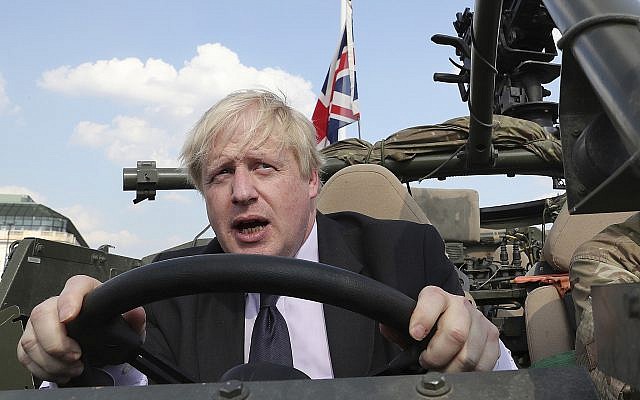 Le nouveau Premier ministre britannique Boris Johnson, à Varsovie, en Pologne, le 21 juin 2018. (Crédit : AP Photo/Czarek Sokolowski) Le nouveau Premier ministre britannique Boris Johnson, à Varsovie, en Pologne, le 21 juin 2018. (Crédit : AP Photo/Czarek Sokolowski)