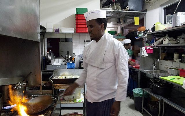 Le migrant érythréen Russom Weldu Weldeslasie employé dans un restaurant de Tel Aviv, en Israël, le 8 août 2018 (Crédit : Caron Creighton/AP) Le migrant érythréen Russom Weldu Weldeslasie employé dans un restaurant de Tel Aviv, en Israël, le 8 août 2018 (Crédit : Caron Creighton/AP)