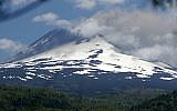 Illustration: Une vue du volcan Llaima après son éruption dans le parc national de Conguillio, au Chili, le 2 janvier 2008 (Crédit :  AP Photo/Juan Tejos)