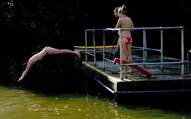 Illustration. Une femme plonge dans un bassin à Hampstead Heath à Londres, le 28 septembre 2011. (Crédit : Matt Dunham/AP) Illustration. Une femme plonge dans un bassin à Hampstead Heath à Londres, le 28 septembre 2011. (Crédit : Matt Dunham/AP)