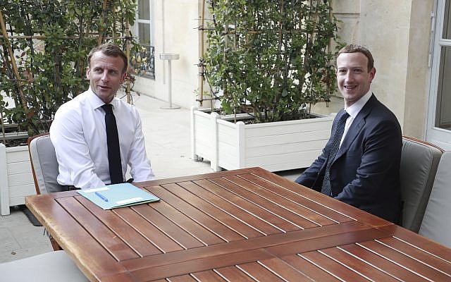 Le patron de Facebook Mark Zuckerberg, rencontre le président français Emmanuel Macron au palais de l'Elysée après le sommet "Tech for Good" à Paris, le 23 mai 2018. (Crédit : Christophe Petit Tesson/Pool via AP)