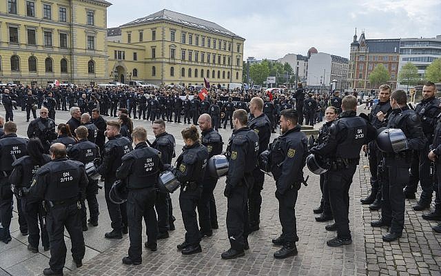 La police assure la sécurité de la manifestation du parti d'extrême droite "Rise of German Patriots" à Leipzig, Allemagne, le 1er mai 2019. (Heiko Rebsch/dpa via AP) La police assure la sécurité de la manifestation du parti d'extrême droite "Rise of German Patriots" à Leipzig, Allemagne, le 1er mai 2019. (Heiko Rebsch/dpa via AP)