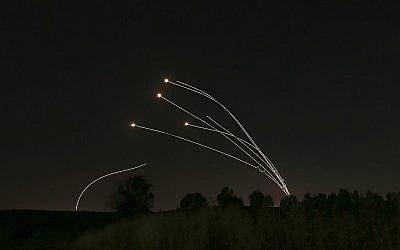 Le système de défense aérienne israélien du Dôme de fer élimine des roquettes tirées depuis Gaza près de Sderot, en Israël, le samedi 4 mai 2019. (Crédit : AP / Ariel Schalit)