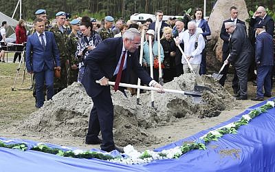 Les restes de 1 214 victimes de l'Holocauste ont été ré-enterrés ce mardi à Brest, en Biélorussie, par des volontaires de Zaka, association juive de recherche et de sauvetage. (Crédit photo : Vadzim Yakubionak/ BELTA via AP)