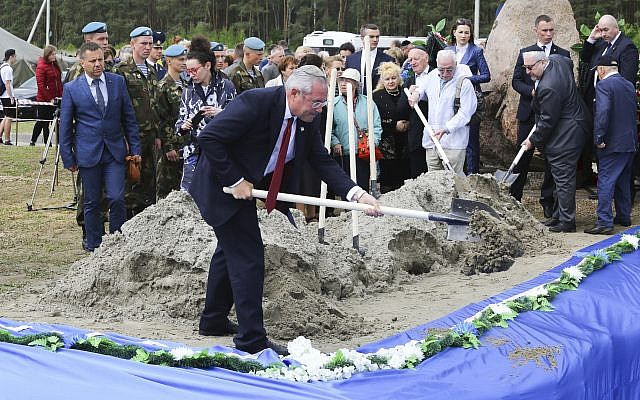 Les restes de 1 214 victimes de l'Holocauste ont été ré-enterrés ce mardi à Brest, en Biélorussie, par des volontaires de Zaka, association juive de recherche et de sauvetage. (Crédit photo : Vadzim Yakubionak/ BELTA via AP) Les restes de 1 214 victimes de l'Holocauste ont été ré-enterrés ce mardi à Brest, en Biélorussie, par des volontaires de Zaka, association juive de recherche et de sauvetage. (Crédit photo : Vadzim Yakubionak/ BELTA via AP)