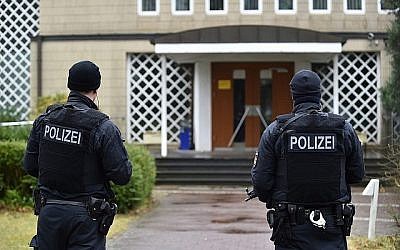 La police à l'entrée d'une synagogue de Bremen, en Allemagne, le 1er mars 2015. (Crédit : AP /dpa,Carmen Jaspersen)