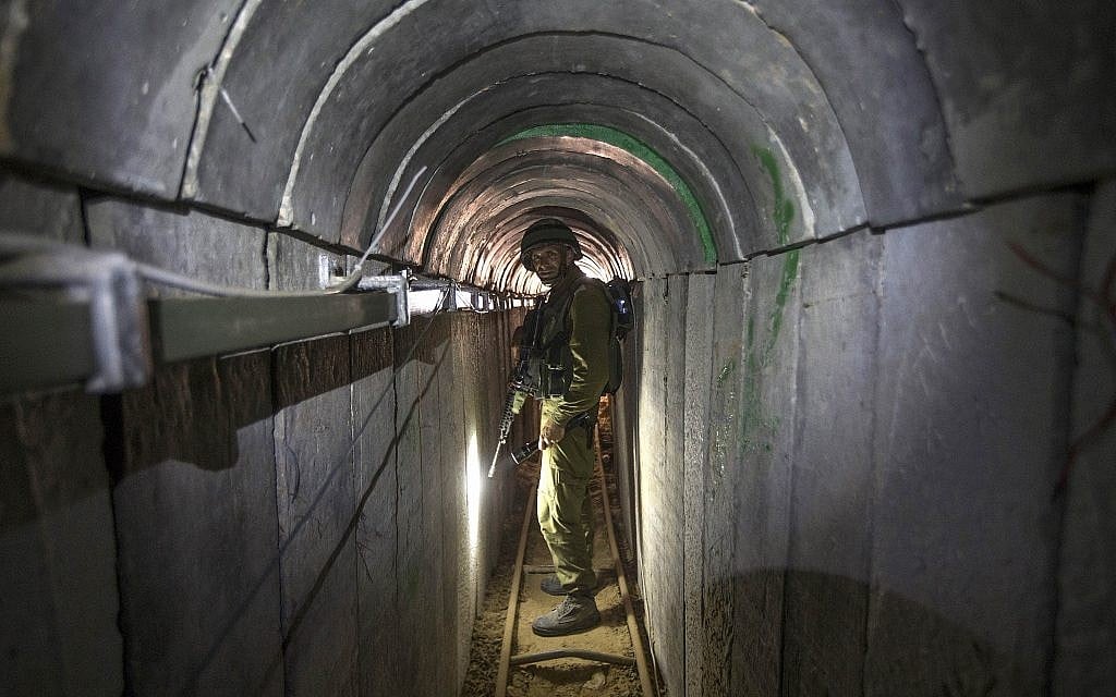Photo prise à l'intérieur d'un tunnel terroriste du Hamas que l'armée israélienne a détruit lors de frappes aériennes le 29 mai 2018. L'armée a indiqué que le tunnel s'étendait de l'Égypte à Israël en passant par Gaza. (Avec l'aimable autorisation de Tsahal) Photo prise à l'intérieur d'un tunnel terroriste du Hamas que l'armée israélienne a détruit lors de frappes aériennes le 29 mai 2018. L'armée a indiqué que le tunnel s'étendait de l'Égypte à Israël en passant par Gaza. (Avec l'aimable autorisation de Tsahal)