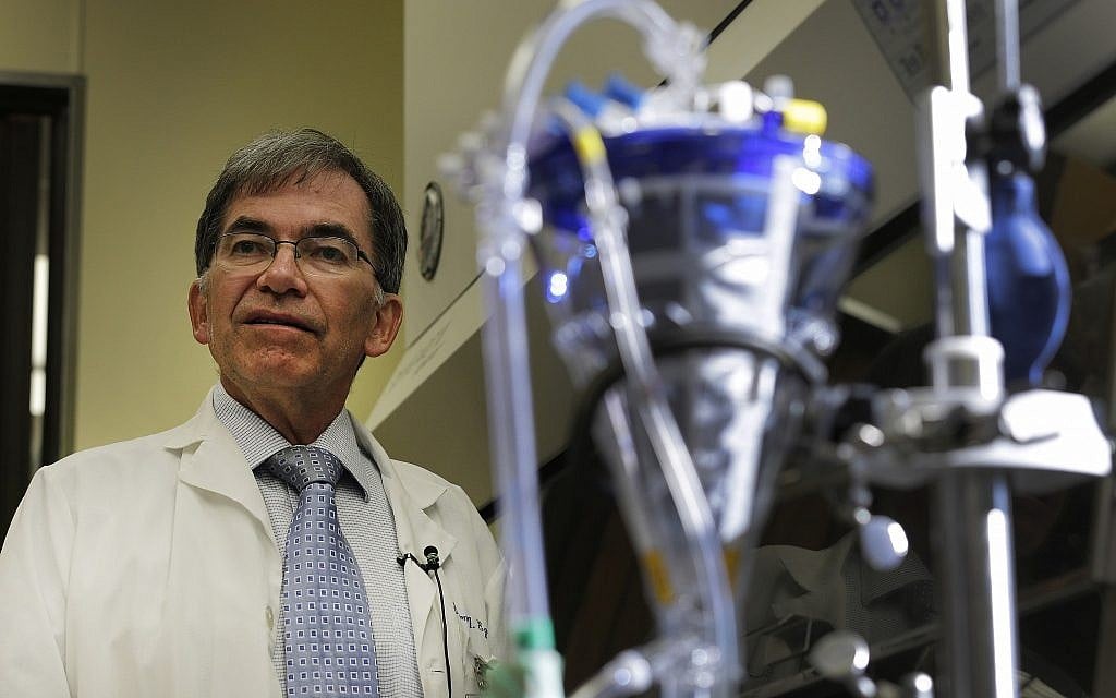 A titre d'illustration : Sur cette photo du 25 octobre 2013, un médecin fait le point sur la recherche en transplantation pulmonaire. (AP Photo/Chuck Burton)