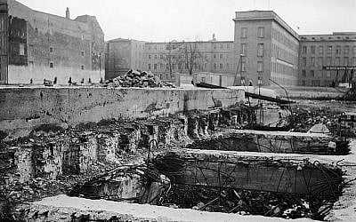Le bunker d'Adolf Hitler avec le toit arraché, le 7 avril 1952. (AP Photo) Le bunker d'Adolf Hitler avec le toit arraché, le 7 avril 1952. (AP Photo)