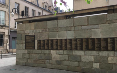 Le Mur des Noms du mémorial de la Shoah à Paris, le 22 avril 2019. (Crédit : Stéphanie Bitan/Times of Israël)