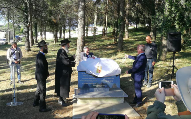 Ce mercredi 15 mai, dans la commune française de Vauvert, dans le Gard, les élus locaux et le comité interreligieux de Nîmes ont inauguré une stèle en hébreu et en français dans un ancien cimetière juif médiéval. (Crédit photo : Joël Trefcon / Twitter)