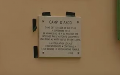 La plaque commémorative « Village des Justes » inaugurée ce dimanche à l’école du village d’Asco, en Corse. (Capture d’écran : YouTube / France 3)