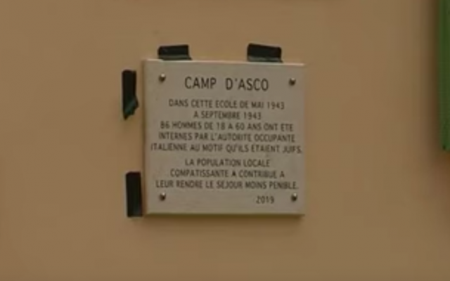 La plaque commémorative « Village des Justes » inaugurée ce dimanche à l’école du village d’Asco, en Corse. (Capture d’écran : YouTube / France 3)