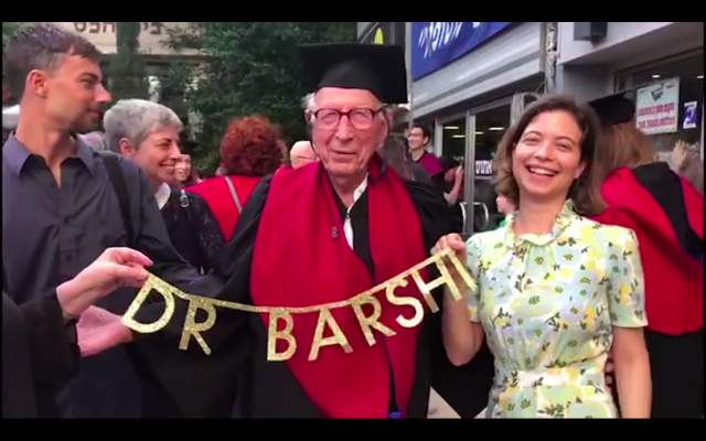 Le doctorant Gabriel Barshi, 89 ans, avec ses proches, lors de la cérémonie de remise des diplômes de l’université de Haïfa. (Crédit photo : capture d’écran Ynet / Porte-parole de l'université de Haïfa)