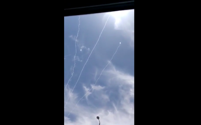Sur cette capture d'écran d'une vidéo d'un soldat israélien, on peut voir des missiles du Dôme de Fer intercepter des roquettes en provenance de la bande de Gaza (Crédit : vidéo d'un soldat) Sur cette capture d'écran d'une vidéo d'un soldat israélien, on peut voir des missiles du Dôme de Fer intercepter des roquettes en provenance de la bande de Gaza (Crédit : vidéo d'un soldat)