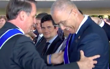 Image de la remise de la décoration de l'ambassadeur israélien au Brésil, Yossi Shelley, par le président Jair Bolsonaro. (Capture d'écran YouTube)
