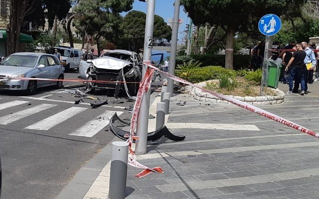 La scène de la voiture piégée apparemment liée à un gang à Haïfa, le 3 mai 2019. (Police israélienne) La scène de la voiture piégée apparemment liée à un gang à Haïfa, le 3 mai 2019. (Police israélienne)